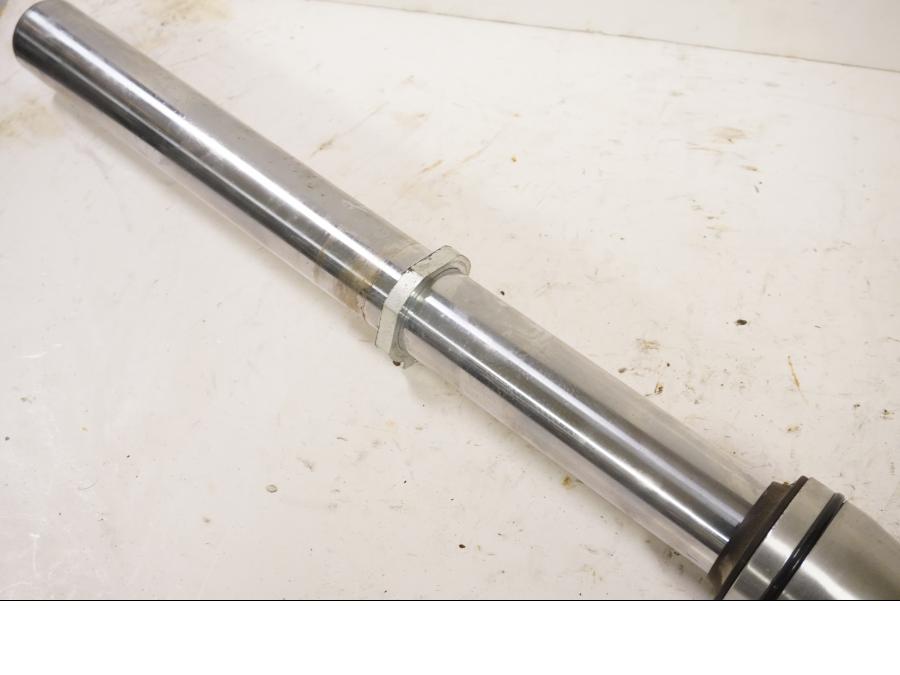 Höger sida på Gaffelben från en Kawasaki VN 900 -2008 motorcykel.