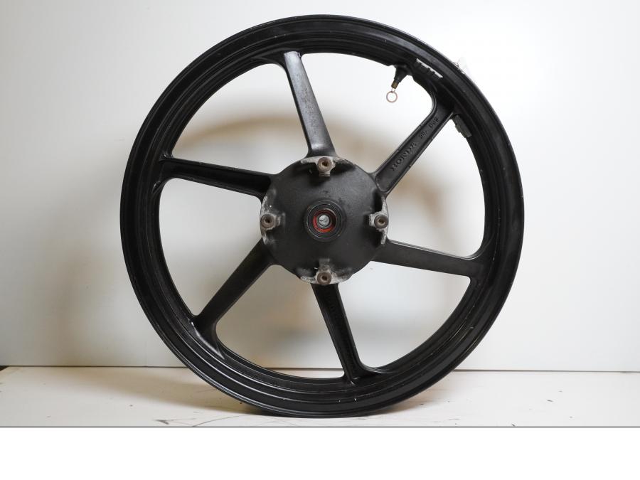 Framsidan på Fälg från en Honda CBR 125 R -2008 motorcykel.