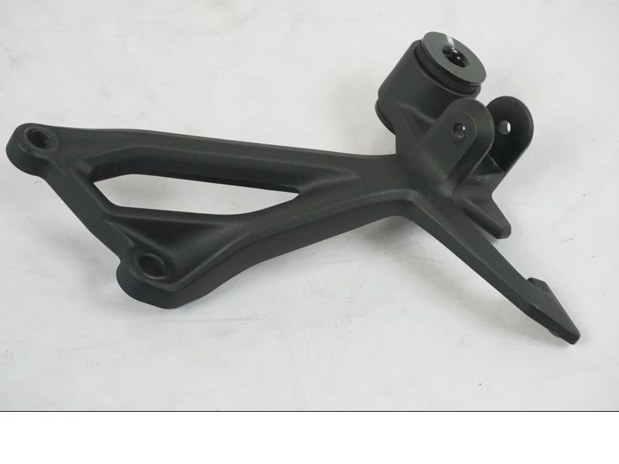 Höger sida på Fotpinnefäste från en Kawasaki Z 900 -2021 motorcykel.