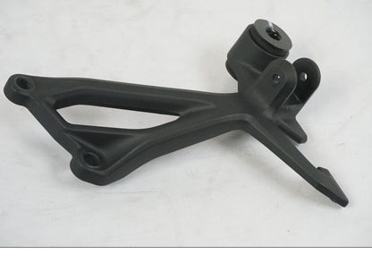 Höger sida på Fotpinnefäste från en Kawasaki Z 900 -2021 motorcykel.