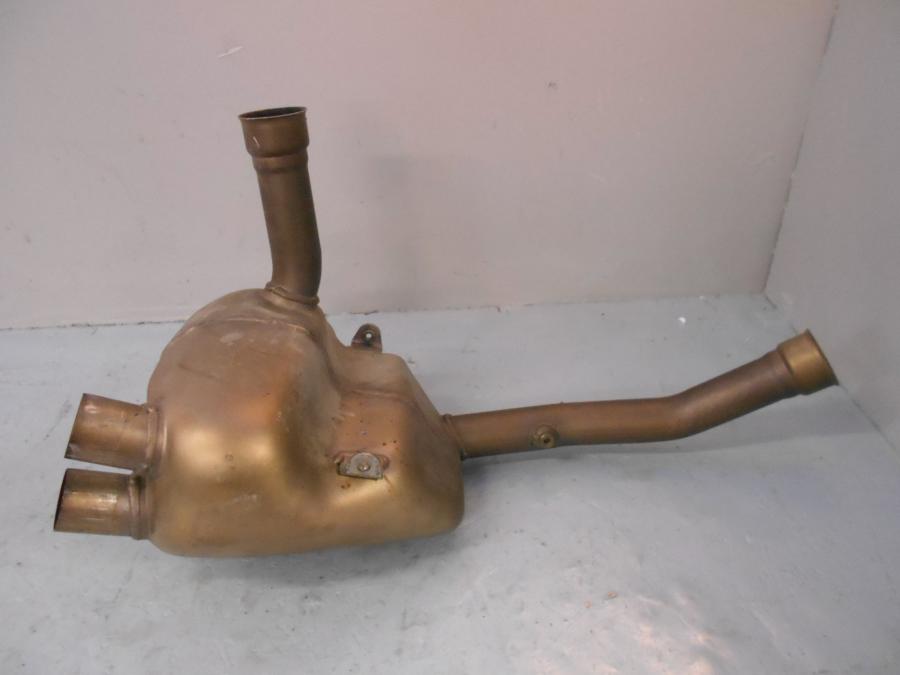 Baksidan på Mellanburk från en Ducati Monster S4R 998 -2007 motorcykel.