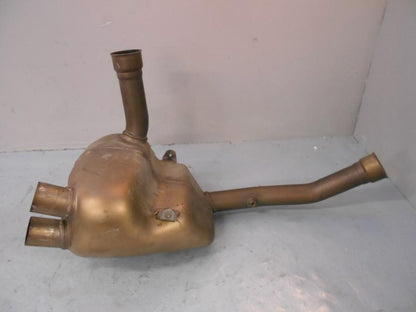 Baksidan på Mellanburk från en Ducati Monster S4R 998 -2007 motorcykel.