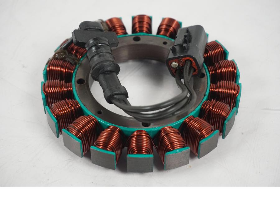 Snett uppifrån på Generator från en H-D Softail Standard FXST -2001 motorcykel.