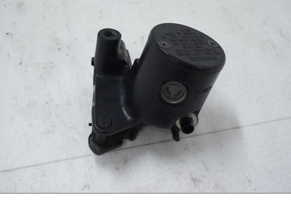 Baksidan på Bromshuvudcylinder från en Triumph Thunderbird 900 -2000 motorcykel.