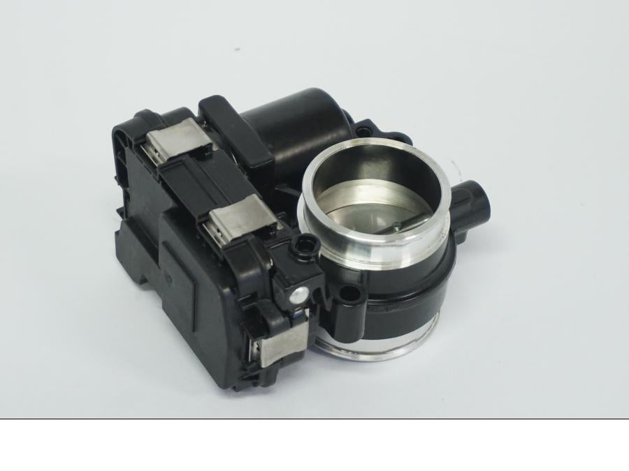 Snett nerifrån på Spjällhus från en BMW R 1250 GS -2022 motorcykel.