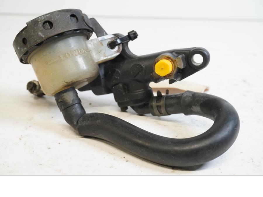 Baksidan på Bromshuvudcylinder från en Yamaha YZF 1000 R1 -1999 motorcykel.