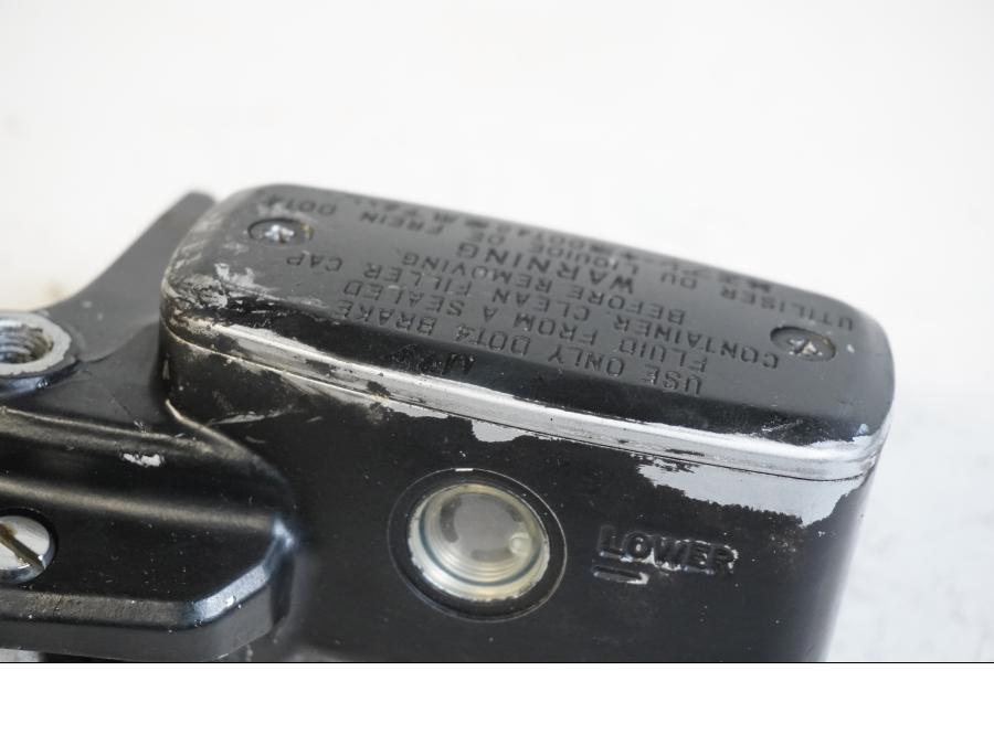 Baksidan på Bromshuvudcylinder från en Suzuki M 1800 -2009 motorcykel.