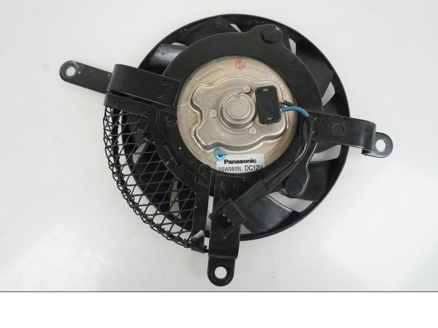 Vänster sida på Vattenkylfläkt från en Suzuki GSX-R 750 -2009 motorcykel.