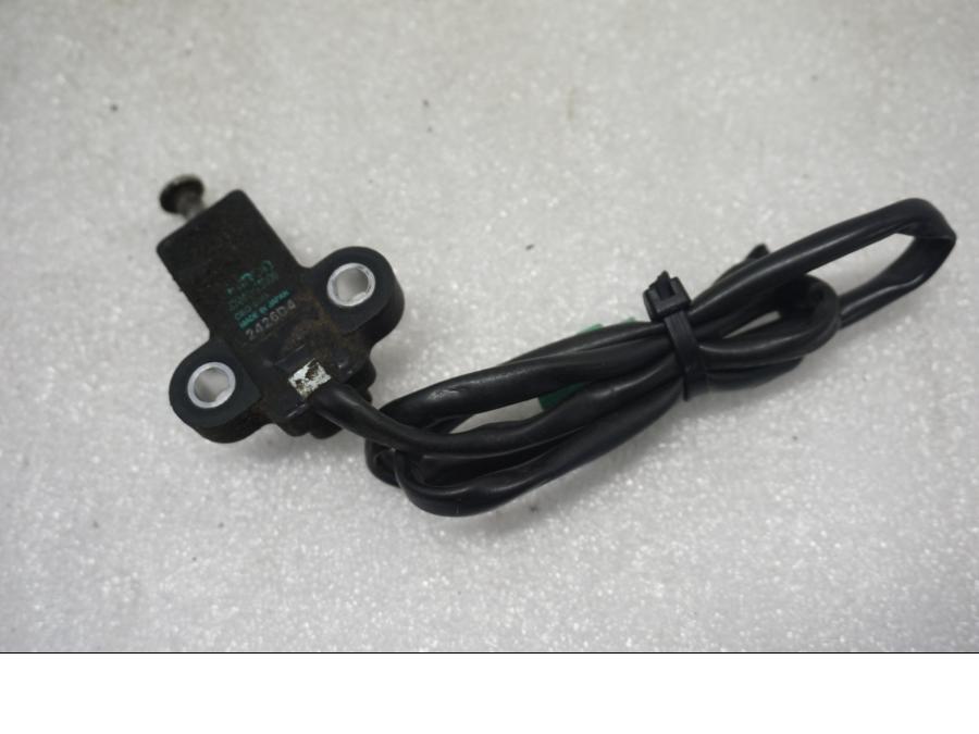 Baksidan på Sidostödsbrytare från en Suzuki SV 650 -2016 motorcykel.