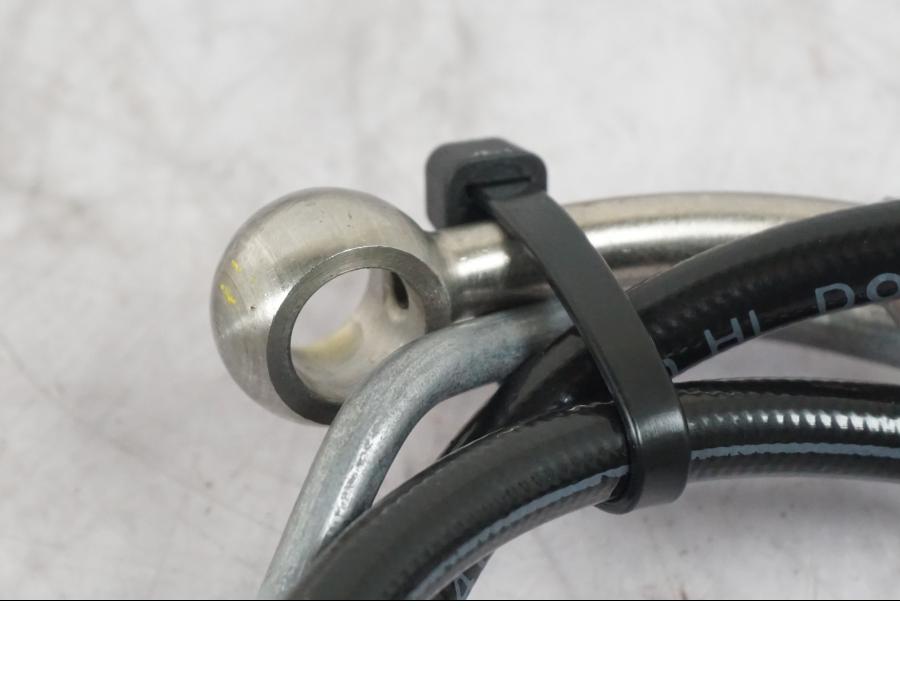 Vänster sida på Bromsledning från en Ducati Multistrada V4 -2024 motorcykel.