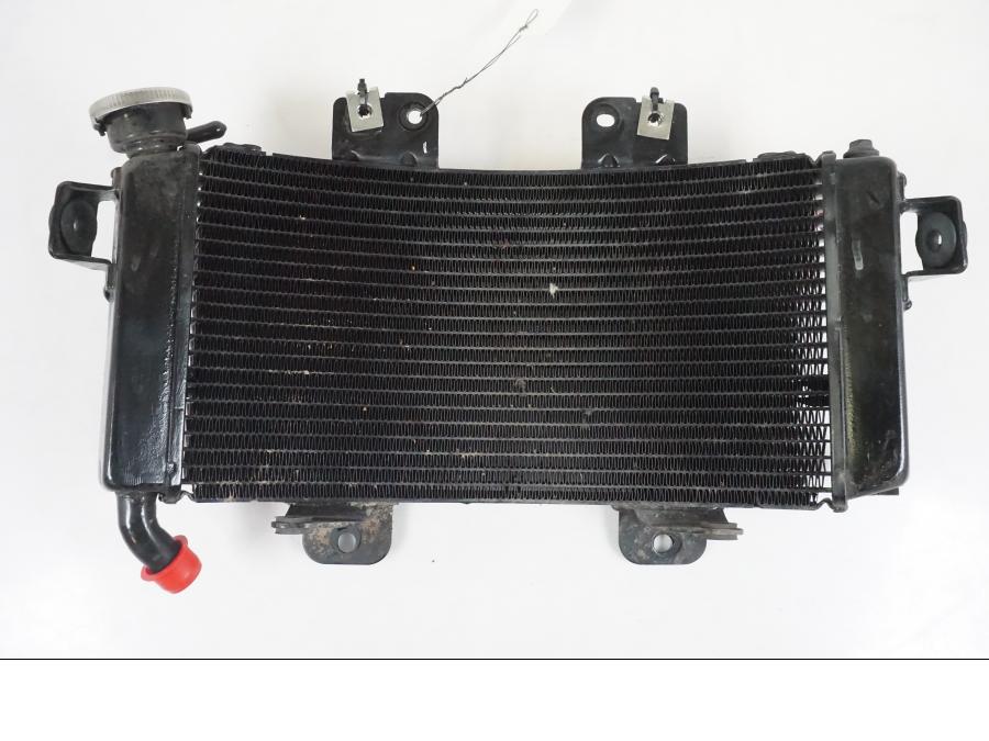 Framsidan på Vattenkyl från en KTM 390 Adventure -2021 motorcykel.