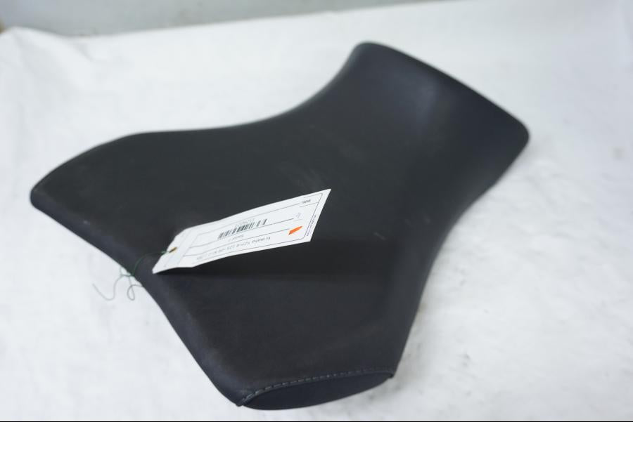 Vänster sida på Sadel från en Yamaha YZF-R 125 -2008 motorcykel.