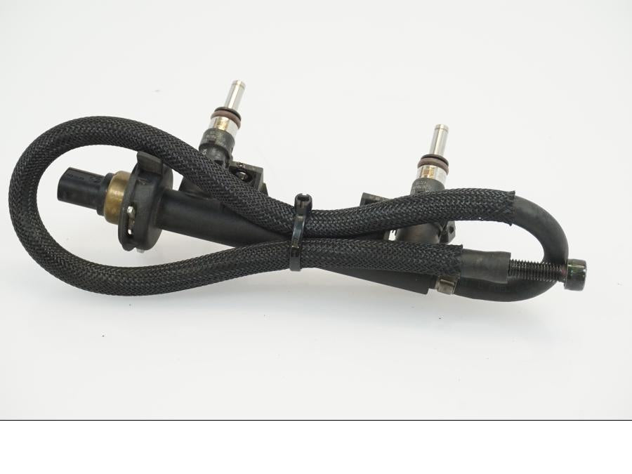 Baksidan på Fuel Rail från en BMW F 650 GS -2010 motorcykel.