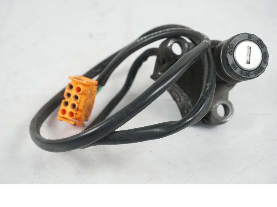 Extrabild1 på <p>Låssats från BMW R 1100 RS 1997.</p>

<p>2st nycklar, tändningslås, sadellås, tanklock.</p>

<p>Mindre lackskada på tanklocket se bild.</p> motorcykel.