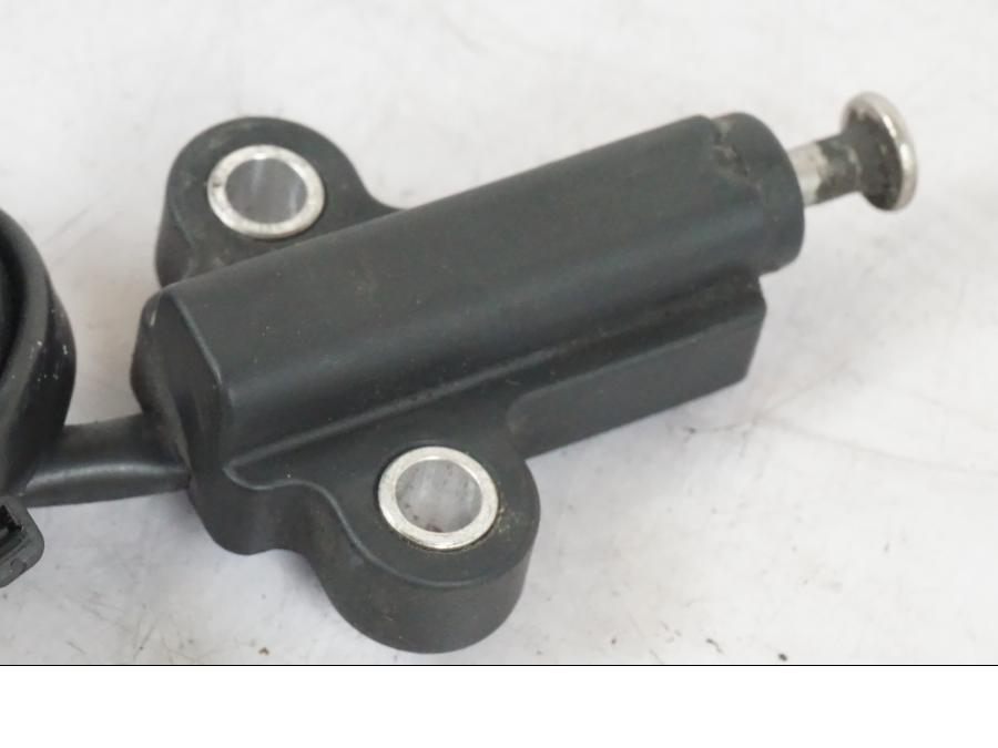 Snett uppifrån på Sidostödsbrytare från en Suzuki GSX-S 1000 -2017 motorcykel.