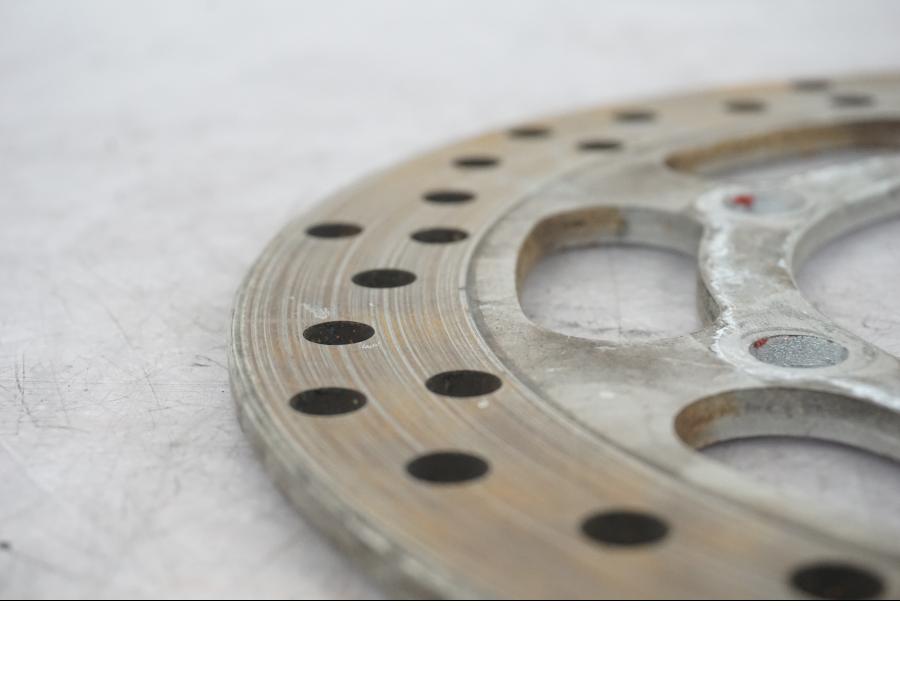 Höger sida på Bromsskiva från en Kawasaki VN 1500 Classic Tourer -2003 motorcykel.