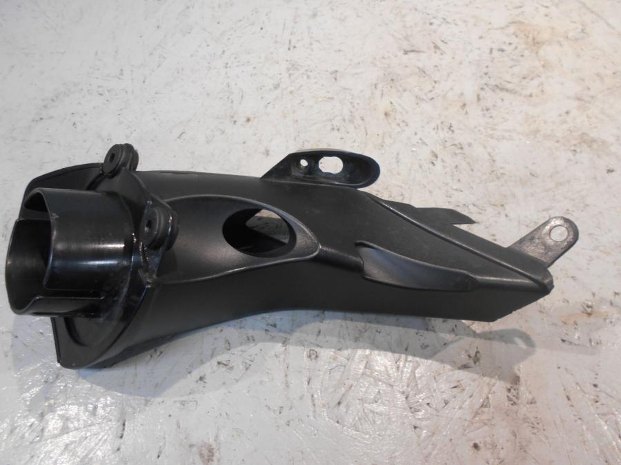 Baksidan på Luftintag från en Aprilia Tuono V4R -2016 motorcykel.