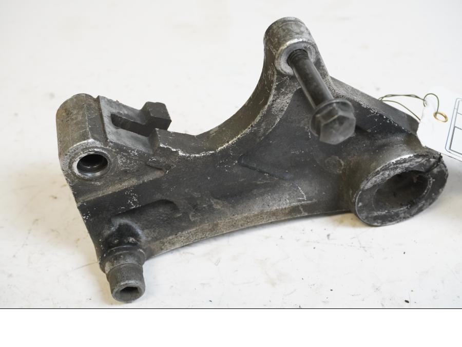 Framsidan på Bromsoksfäste från en Buell X1 Lightning -2002 motorcykel.