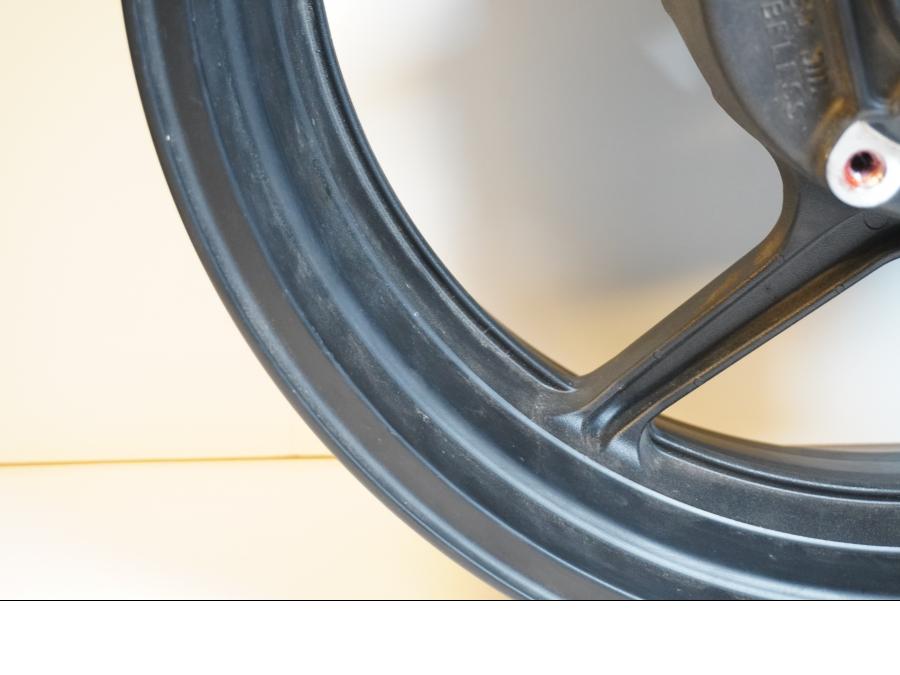 Snett uppifrån på Fälg från en Kawasaki Z 750 -2009 motorcykel.