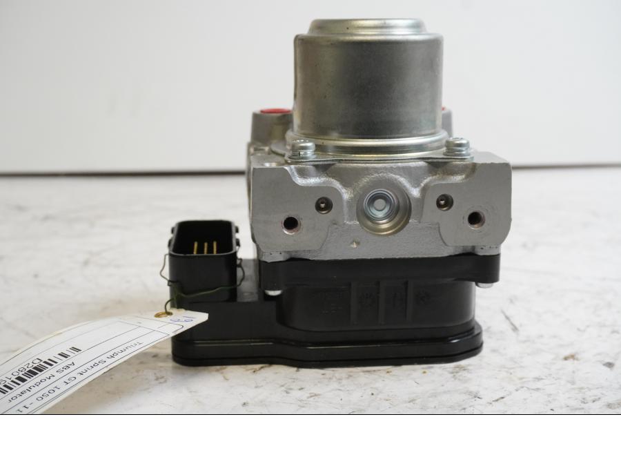 Höger sida på ABS Modulator från en Triumph Sprint GT -2011 motorcykel.