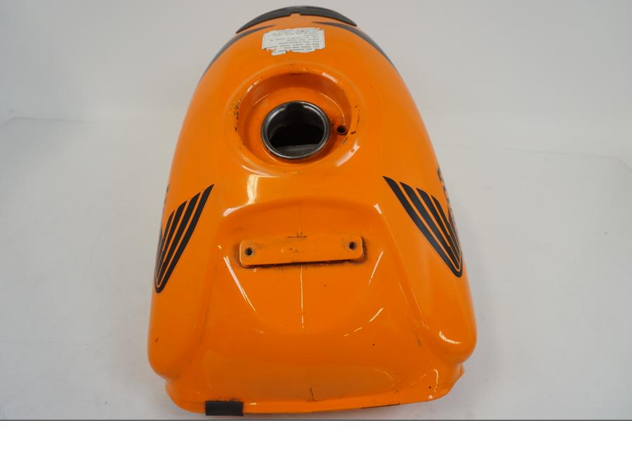 Vänster sida på Bensintank från en Honda CBR 125 R -2006 motorcykel.