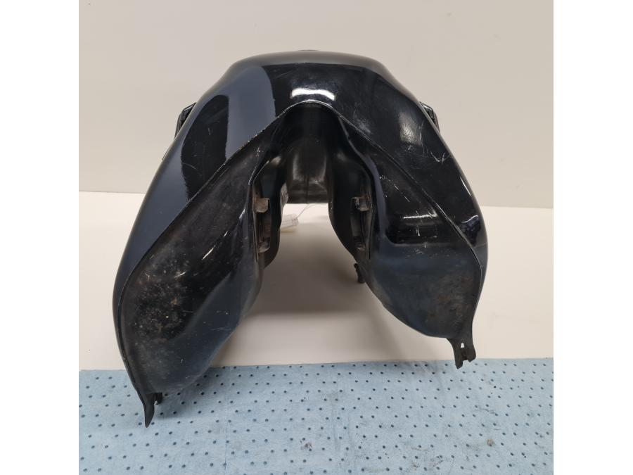 Vänster sida på Bensintank från en Suzuki DR 650 -1995 motorcykel.