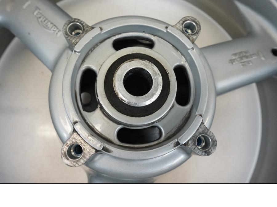 Baksidan på Fälg från en Triumph TT 600 -2002 motorcykel.