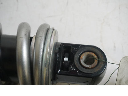 Snett nerifrån på Stötdämpare från en Kawasaki Versys 650 -2007 motorcykel.