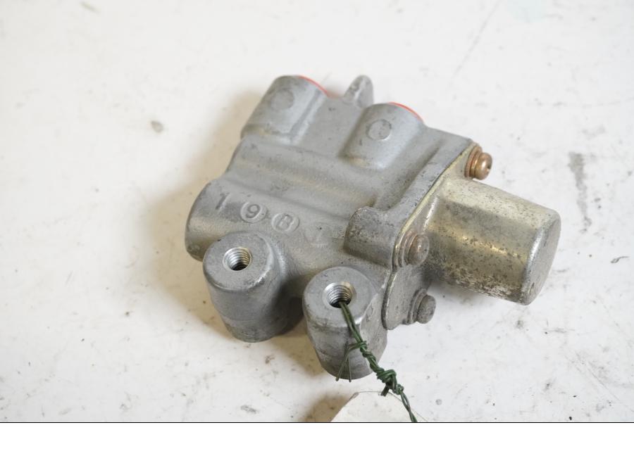 Baksidan på Bromsventil från en Honda CBR 1100 XX -1999 motorcykel.