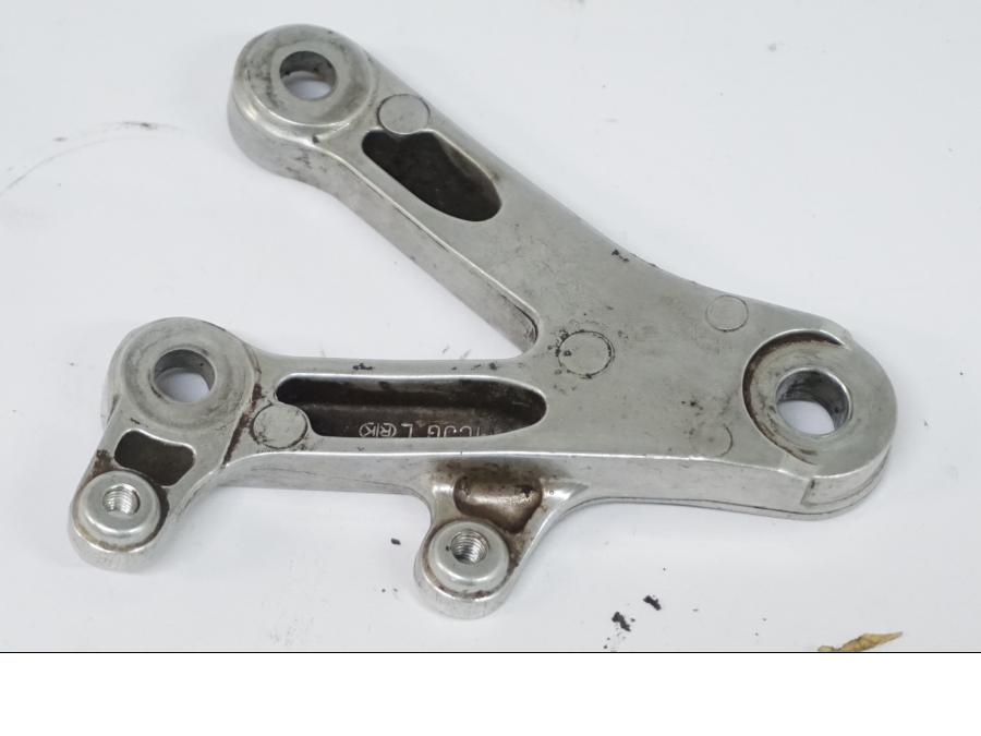 Snett nerifrån på Fotpinnefäste från en Honda CBR 900 RR -2002 motorcykel.