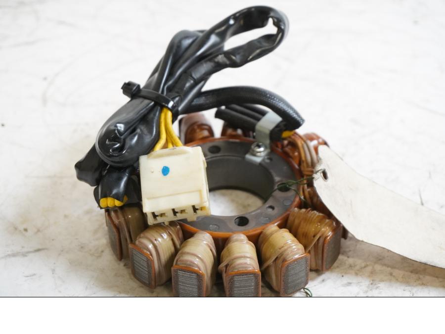 Framsidan på Generator från en Kawasaki ZZ-R 1400 -2010 motorcykel.