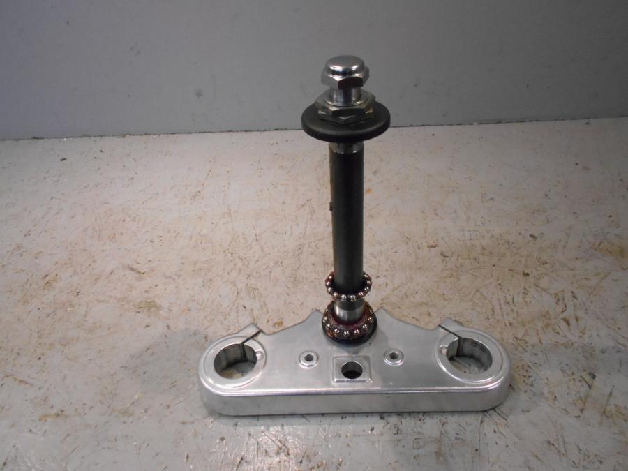 Framsidan på Gaffelkrona från en Triumph Speedmaster -2010 motorcykel.