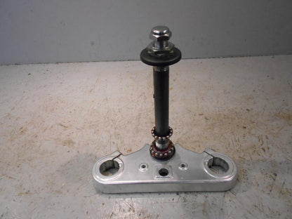 Framsidan på Gaffelkrona från en Triumph Speedmaster -2010 motorcykel.