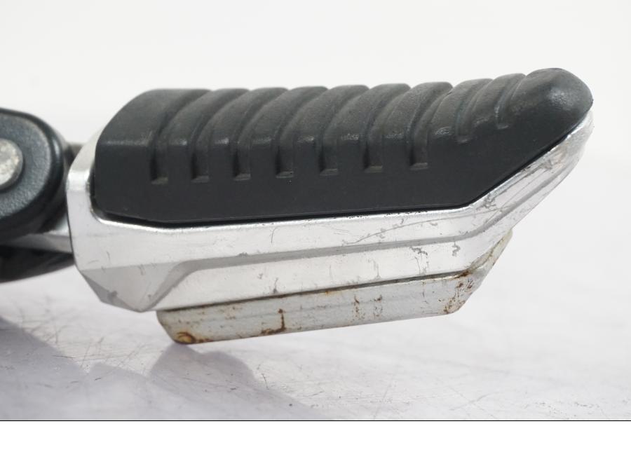 Höger sida på Fotpinne från en Suzuki GSF 1250 -2010 motorcykel.