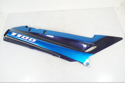 Framsidan på <p>Bakvinge höger från Kawasaki ZZR 1100 1991.</p>

<p>Lagad och omlackad i original kulör.</p>

<p>Sprickor, slitage av lack samt ytliga repor se bilder.</p> motorcykel.