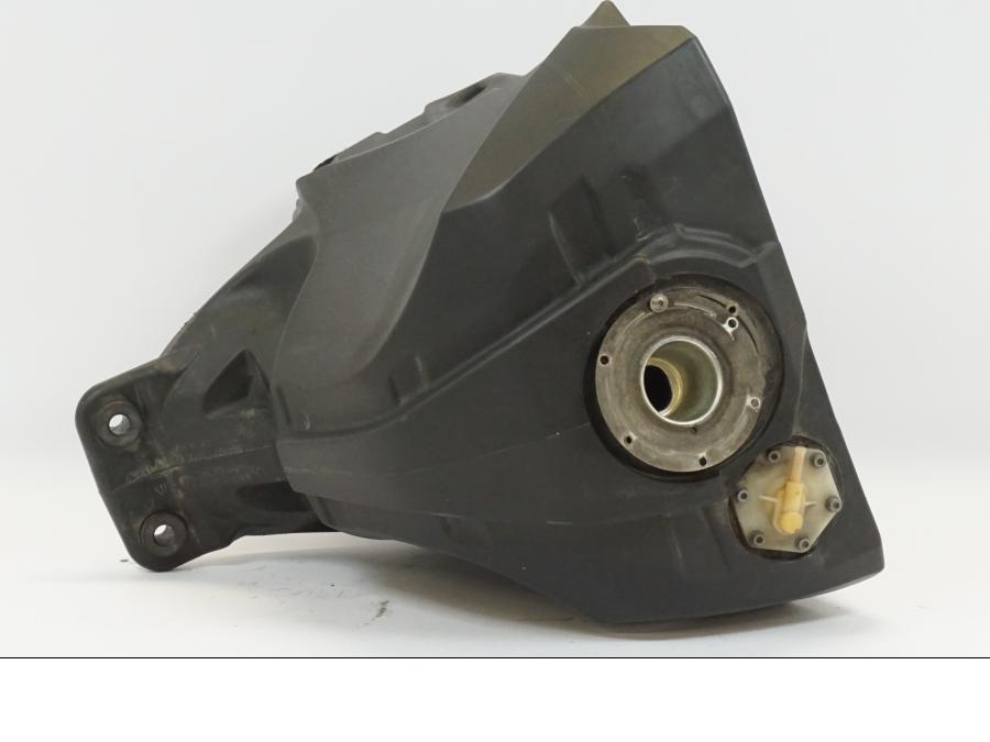 Snett nerifrån på Bensintank från en BMW K 1200 S -2006 motorcykel.