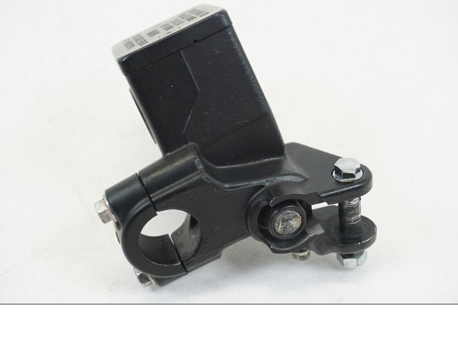 Vänster sida på Bromshuvudcylinder från en Suzuki GSX 1300 R -2017 motorcykel.