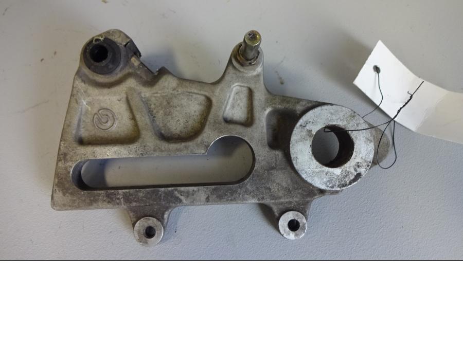 Framsidan på Bromsoksfäste från en Husaberg FS 650 E -2003 motorcykel.