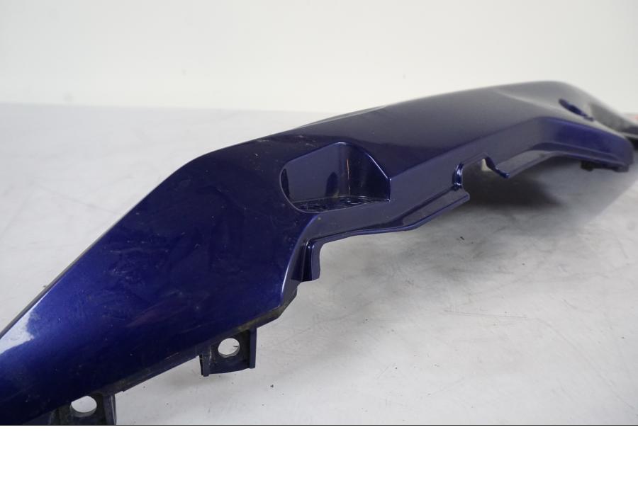 Snett nerifrån på Bakvinge från en Honda CBR 125 R -2006 motorcykel.