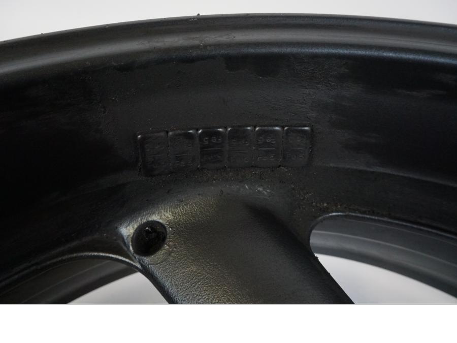 Höger sida på Fälg från en Yamaha XJR 1300 -2002 motorcykel.