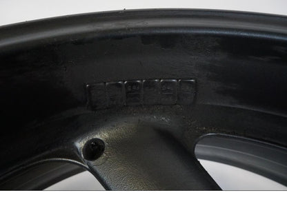 Höger sida på Fälg från en Yamaha XJR 1300 -2002 motorcykel.