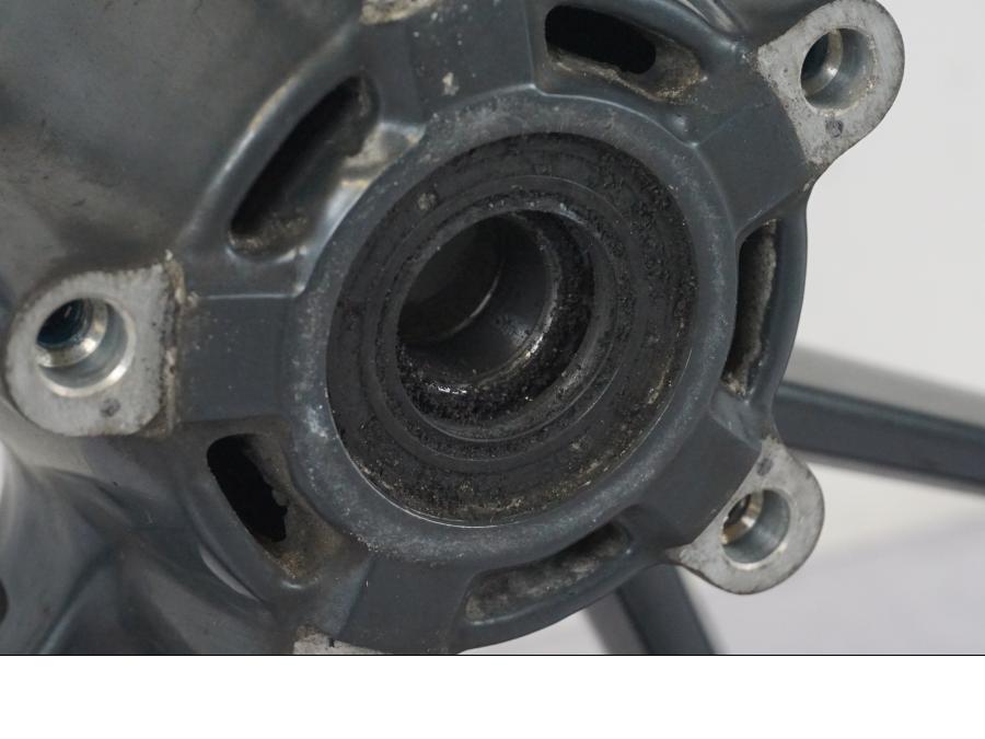 Vänster sida på Fälg från en Triumph Tiger Explorer -2013 motorcykel.