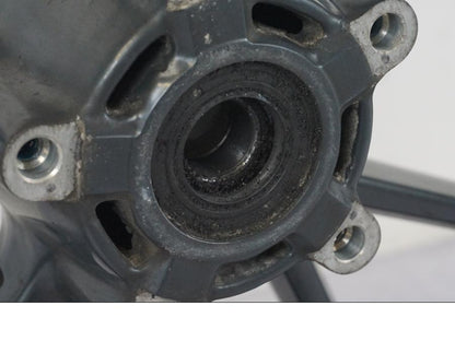 Vänster sida på Fälg från en Triumph Tiger Explorer -2013 motorcykel.