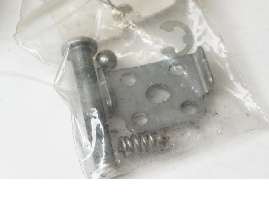 Baksidan på <p>Fotpinne vänster bak från Kawasaki ZZ-R 1400 2010.</p>

<p>Lätt skrap se bild.</p> motorcykel.