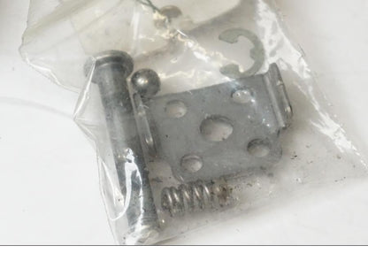 Baksidan på <p>Fotpinne vänster bak från Kawasaki ZZ-R 1400 2010.</p>

<p>Lätt skrap se bild.</p> motorcykel.