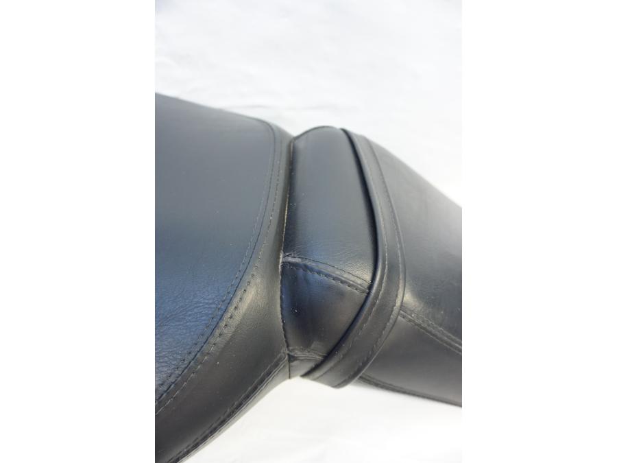 Vänster sida på Sadel från en Kawasaki VN 900 -2006 motorcykel.