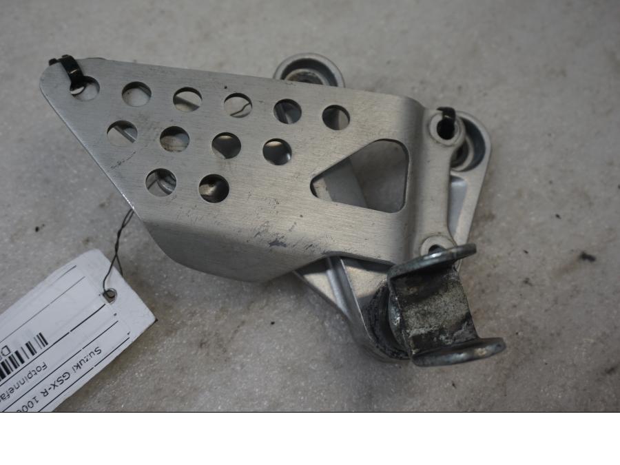 Framsidan på Fotpinnefäste från en Suzuki GSX-R 1000 -2003 motorcykel.