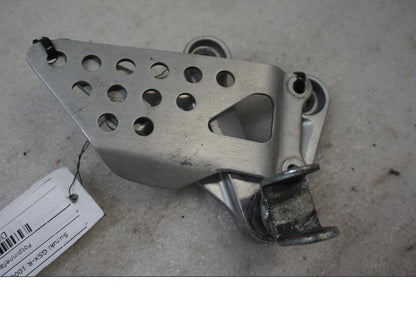 Framsidan på Fotpinnefäste från en Suzuki GSX-R 1000 -2003 motorcykel.