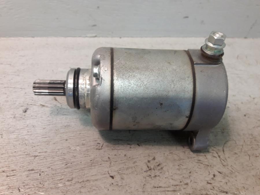 Framsidan på Startmotor från en Kawasaki GTR 1400 -2012 motorcykel.