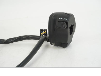 Snett nerifrån på Styrelreglage från en AJP PR7 -2021 motorcykel.